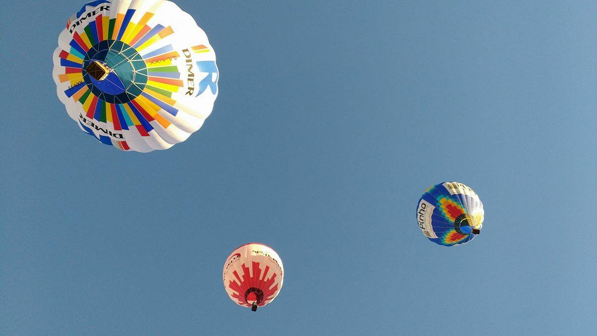 balões voando no céu