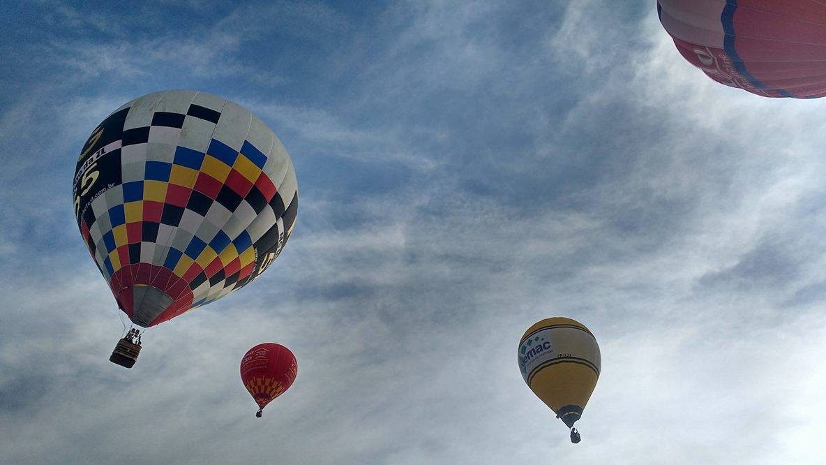 balões coloridos no céu em torres