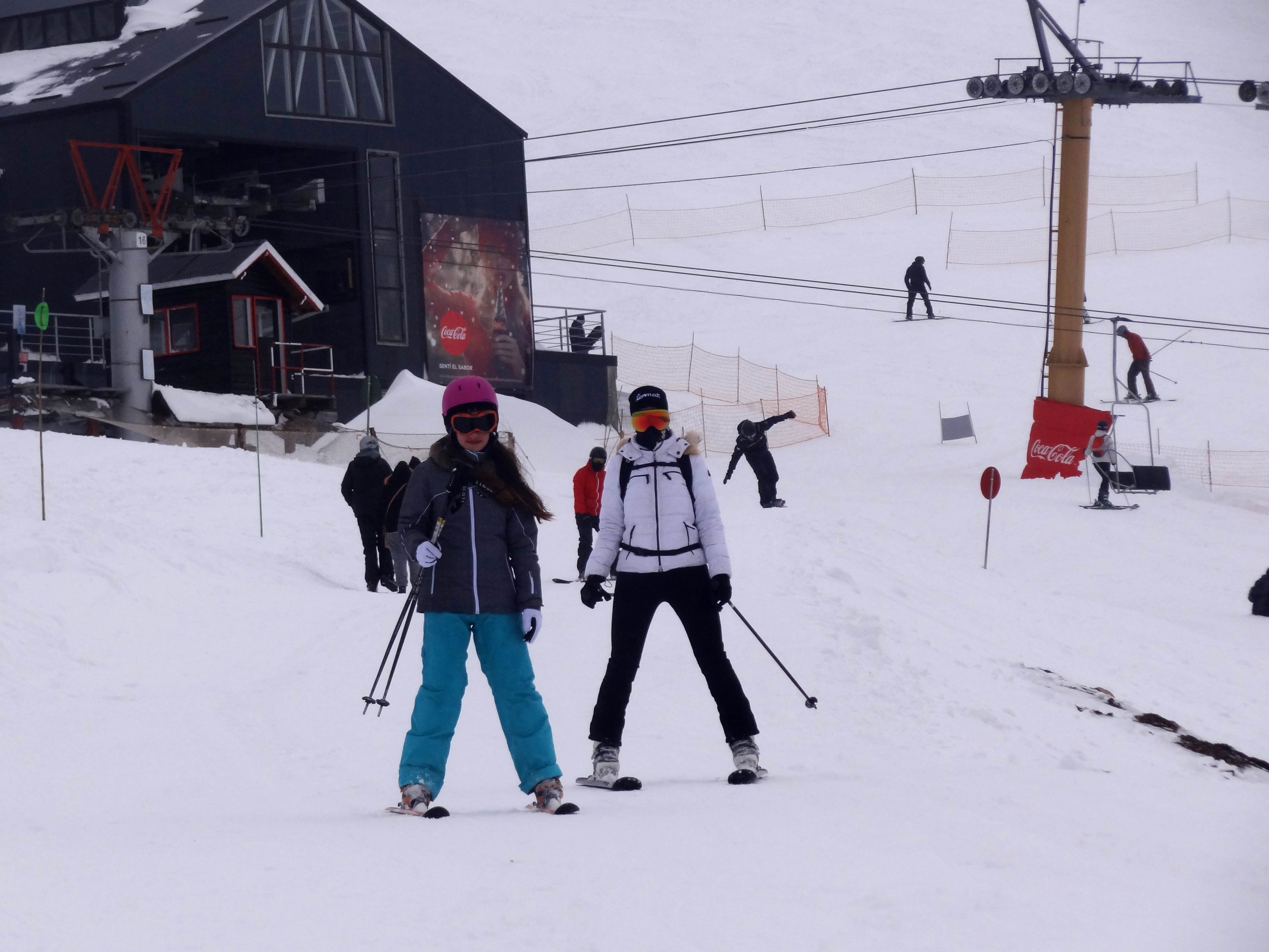 viagem para bariloche esquiadores na neve