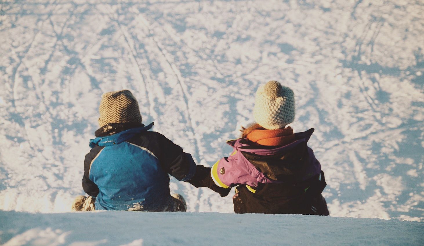 viajar com crianças foto na neve