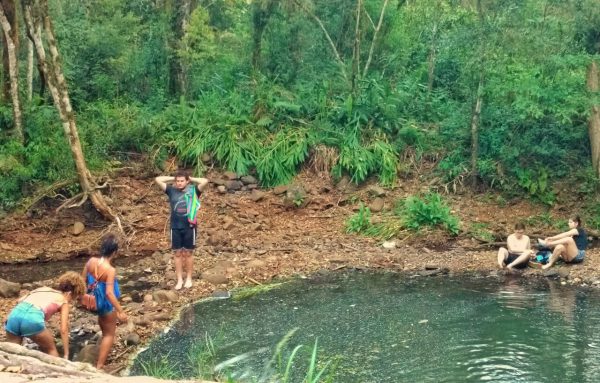 pessoas no meio da natureza nas águas da cachoeira das sete quedas