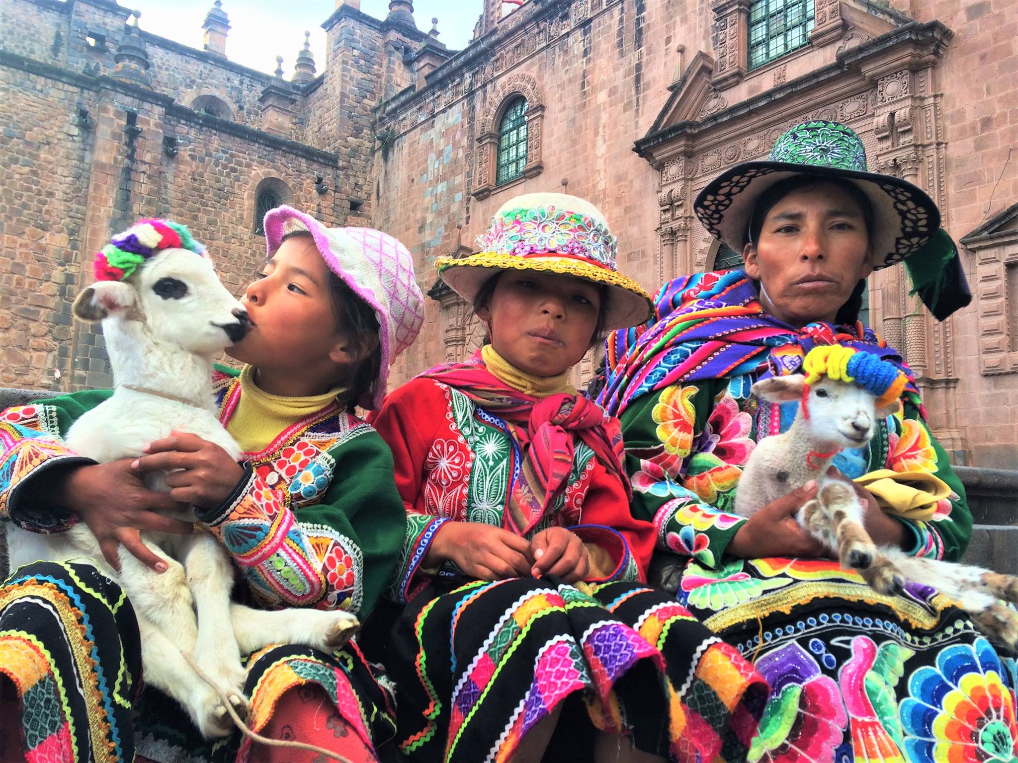 como visitar machu picchu peruanos com roupas típicas