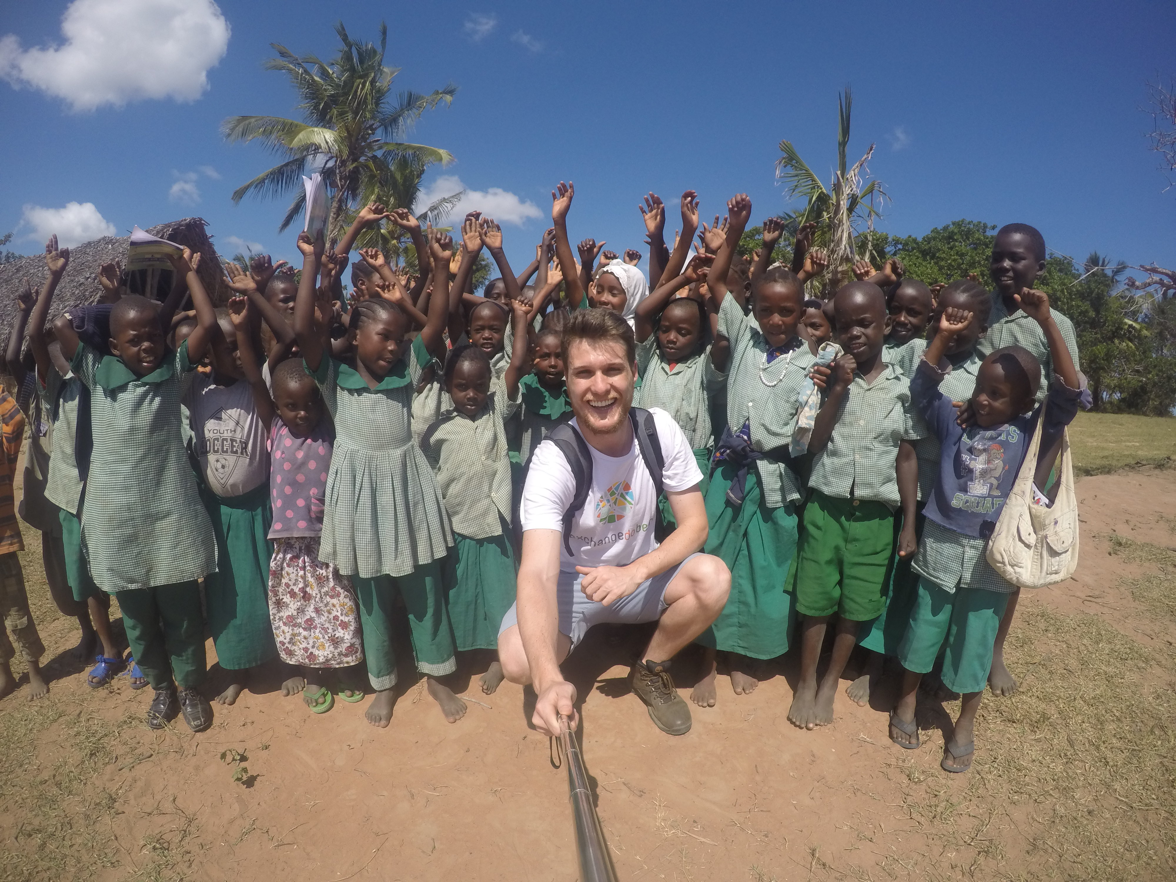 voluntariado no exterior selfie com grupo de crianças
