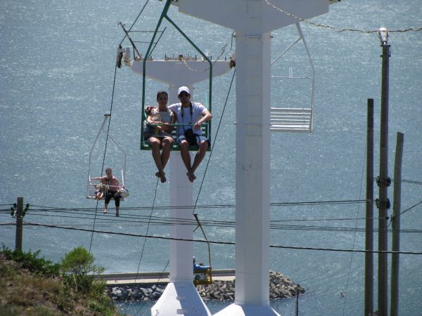 casal andando de teleférico em Piriápolis Uruguai