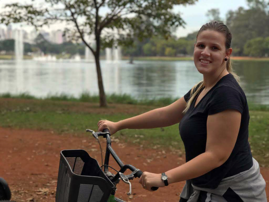 final de semana em são paulo mulher de bike no parque ibirapuera