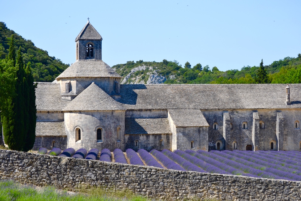campos de lavanda na provence e castelo medieval