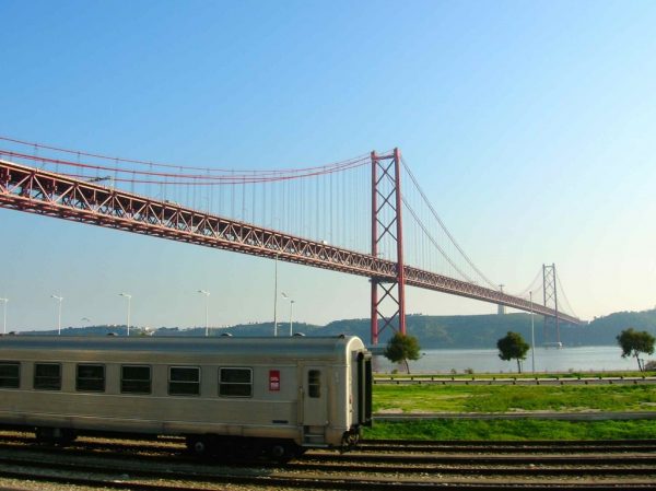 Um passeio de trem em Lisboa com crianças também é uma atração diferente na viagem. Foto: Anelise Zanoni