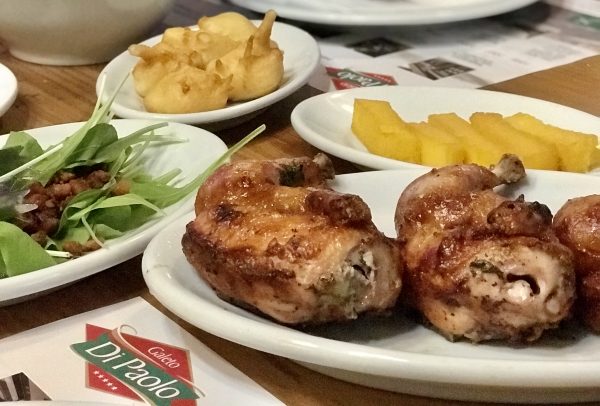 sequência de galeto e massas