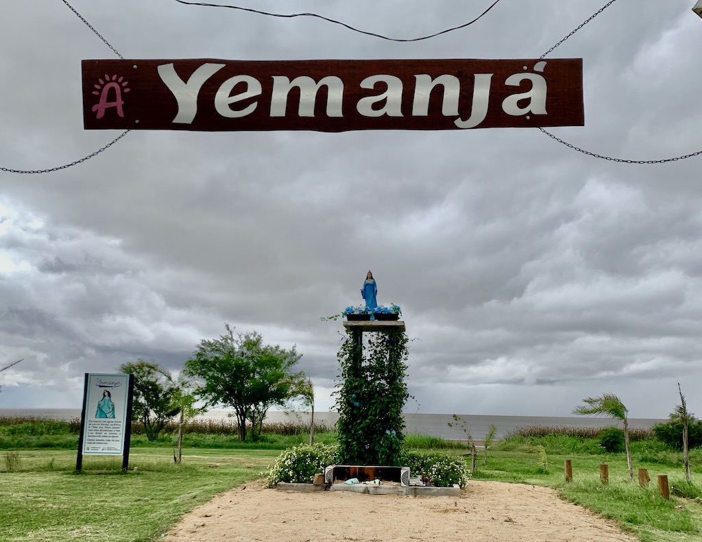 monumento a Iemanjá em frente à lagoa