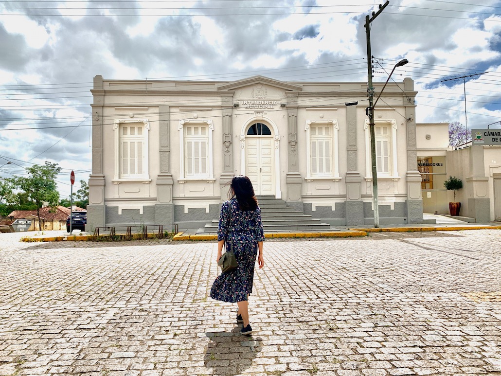 mulher em frente a prédio histórico em camaquã