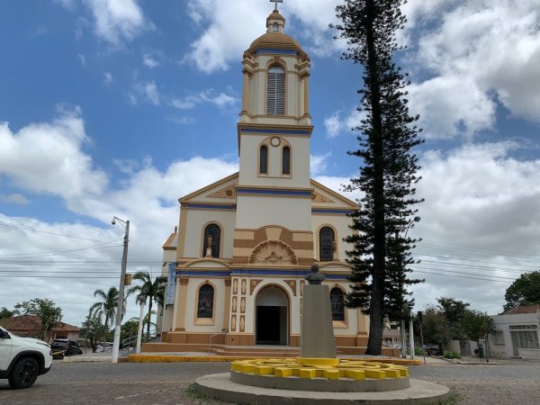 igreja em frente à praça