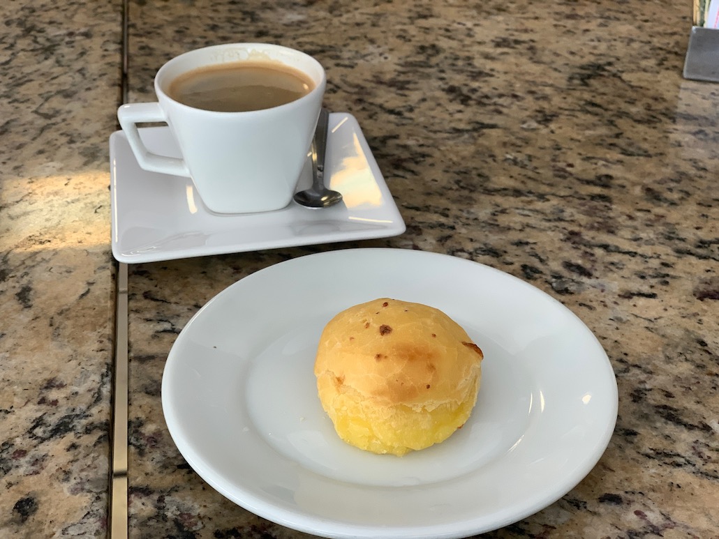 pão de queijo e café servidos na mesa