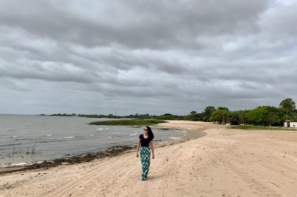 mulher caminhando na praia de tapes