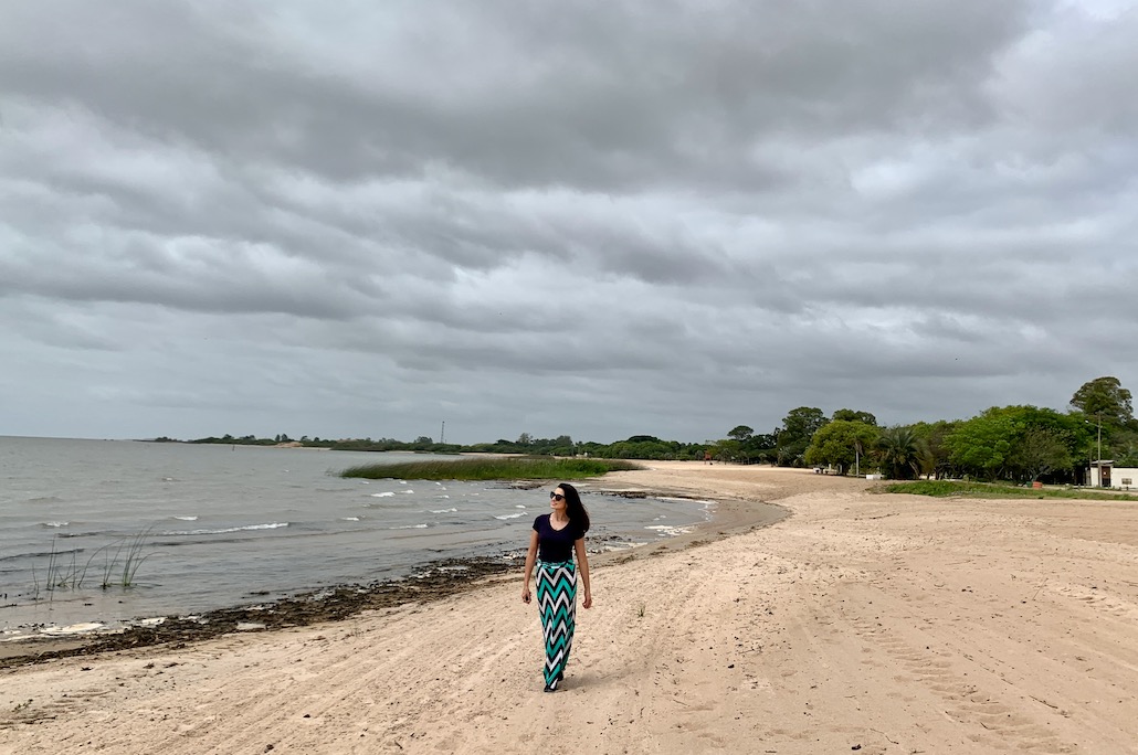 mulher caminhando na praia de tapes