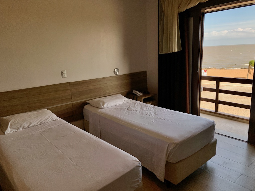 camas de solteiro em quarto de hotel com vista para a lagoa