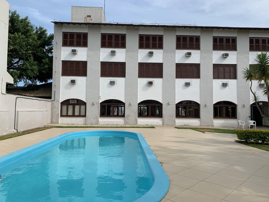 fachada do hotel com piscina