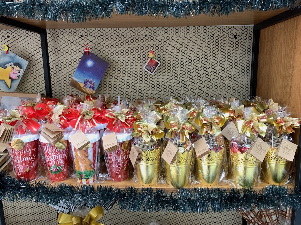 chocolates decorados de natal em prateleira de loja
