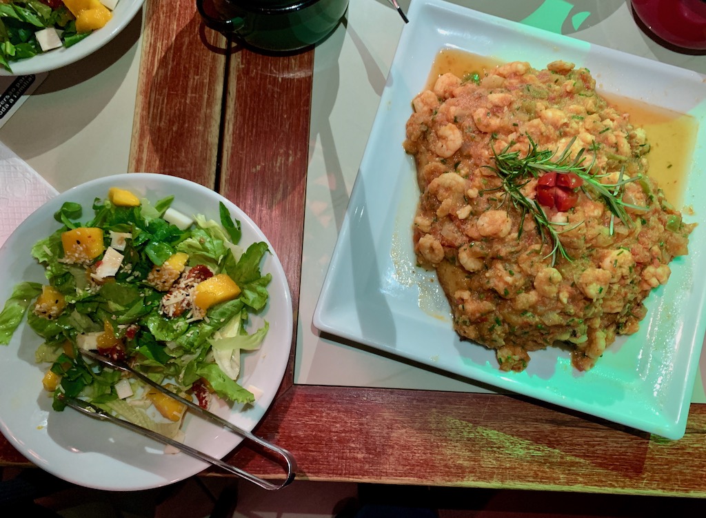 prato de salada e linguado ao molho de camarão