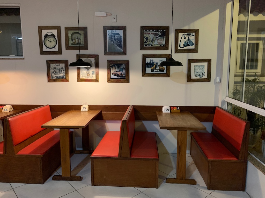mesas de pub e quadros na parede