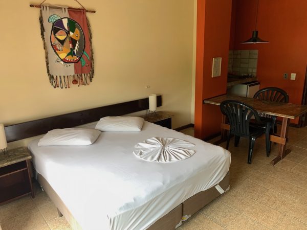 cama de casal em quarto de hotel