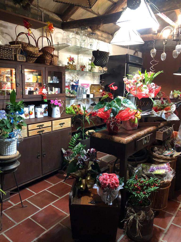 interior de floricultura decorado com flores coloridas