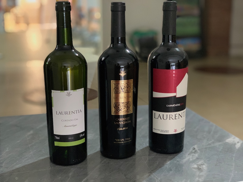 garrafas de vinho da vinícola laurentia