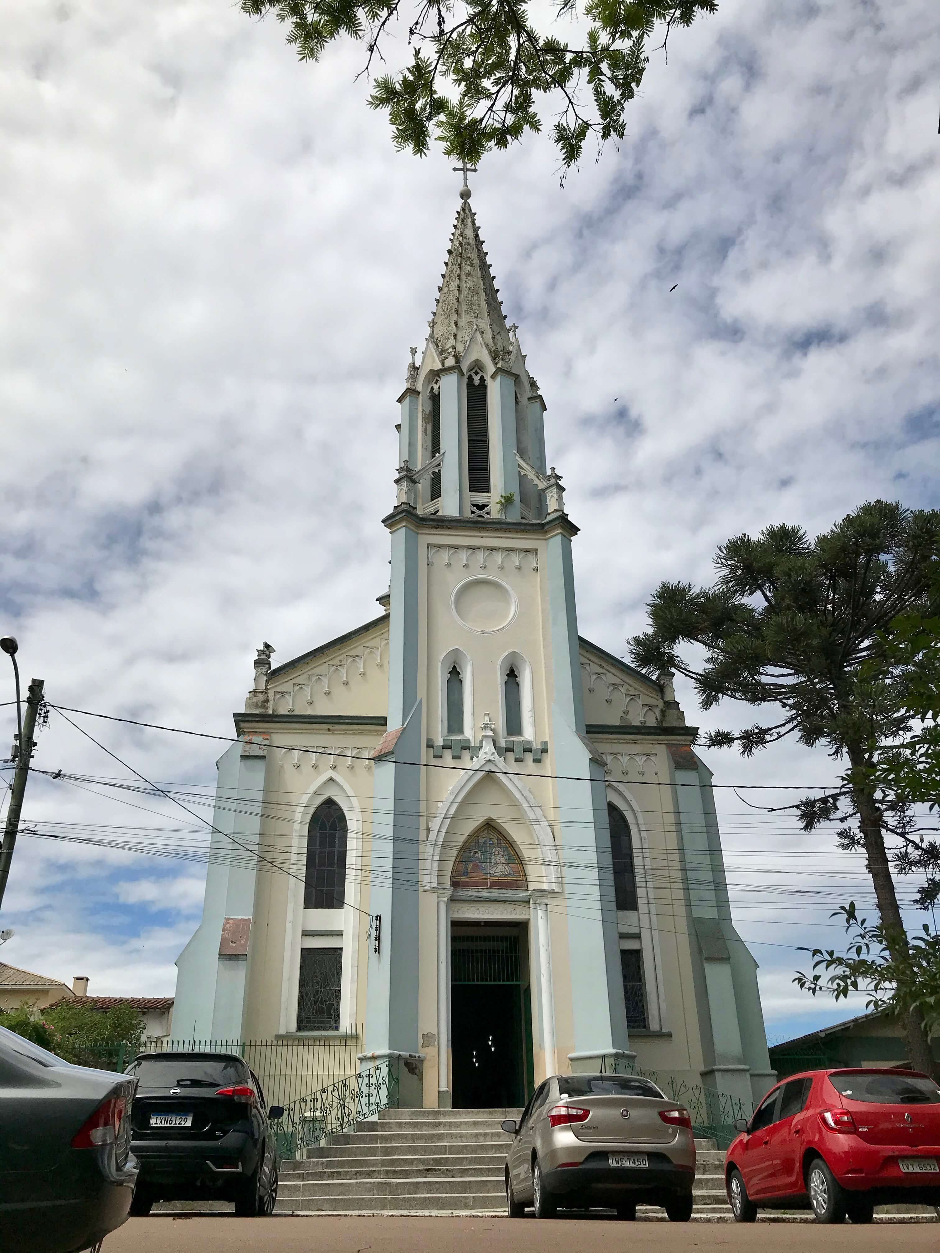 fachada de igreja azul e bege