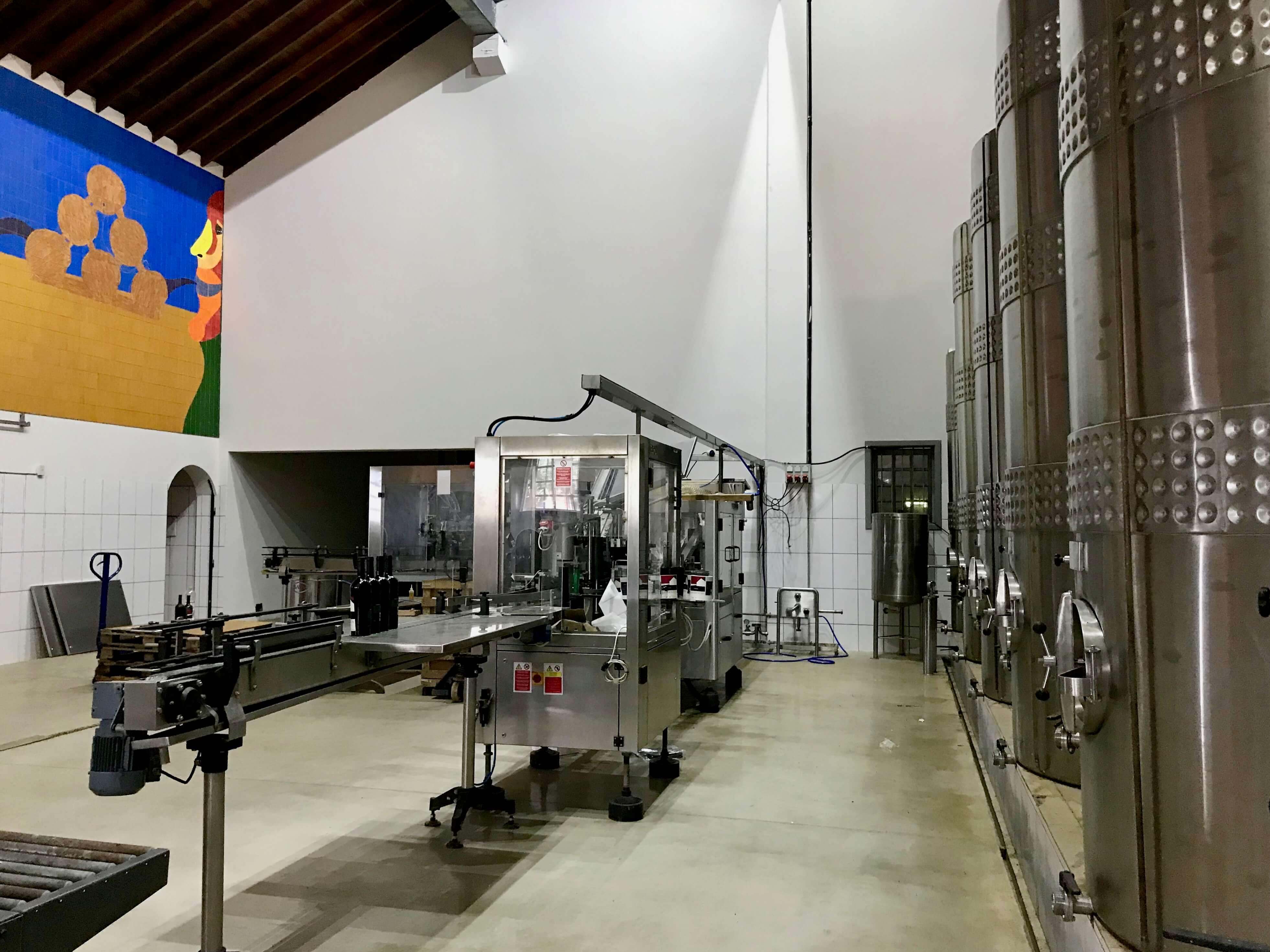 ambiente interno com equipamentos de produção do vinho