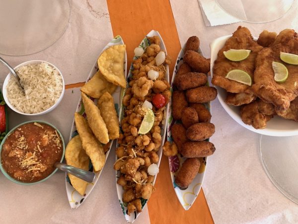 mesa com petiscos de peixe fritos