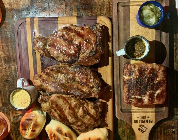 carnes, pães, farofa e molhos