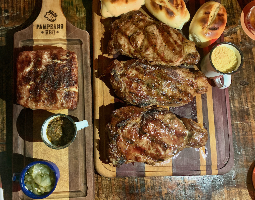 carnes, pães, farofa e molhos