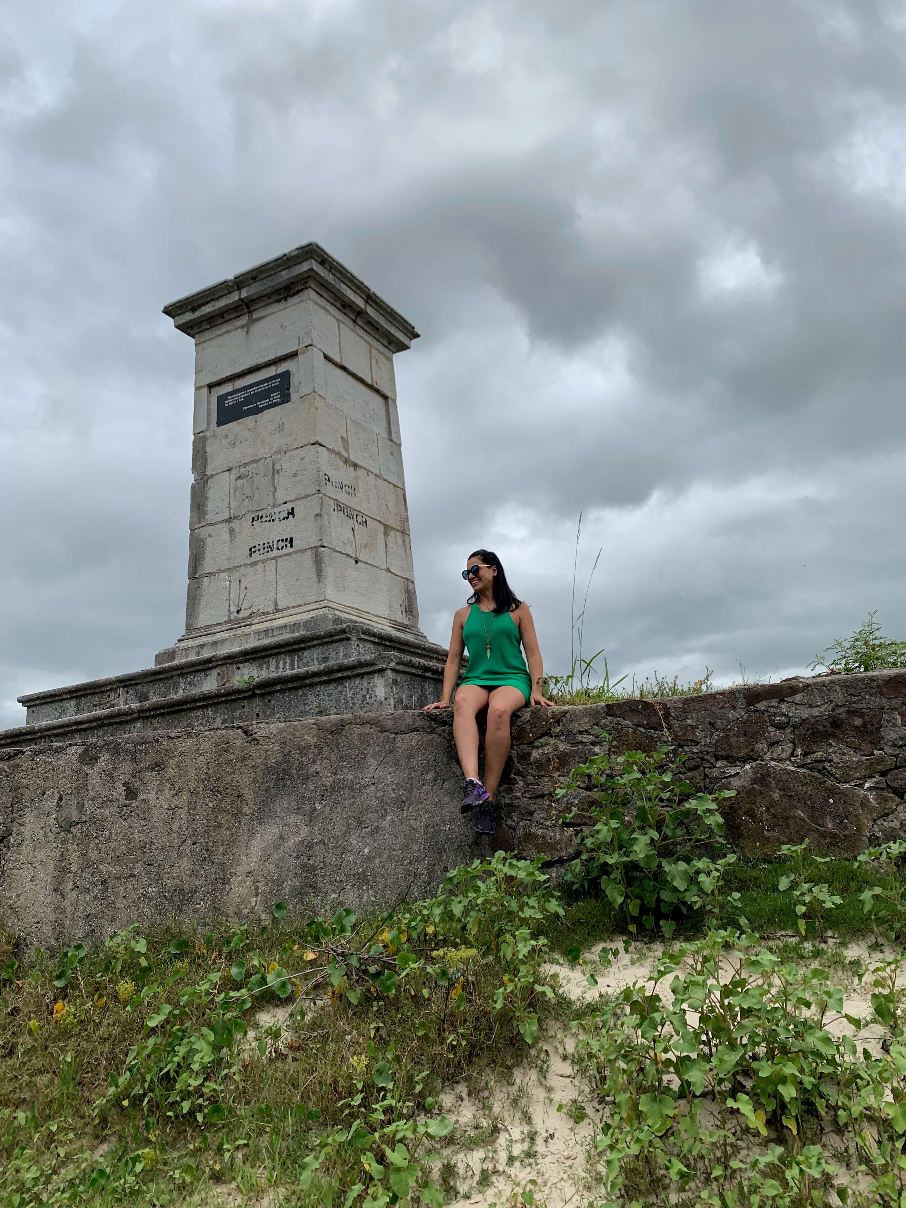 monumento feito em pedra que separa o Uruguai do Brasil