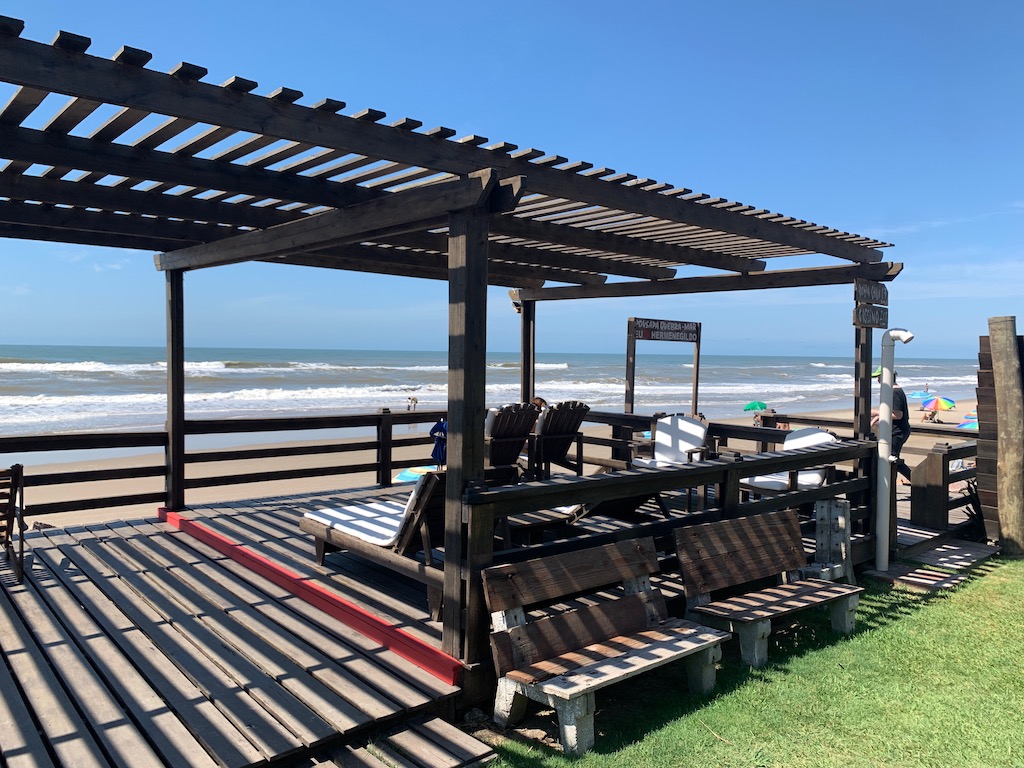 deck com cadeiras com vista para a praia do Hermenegildo