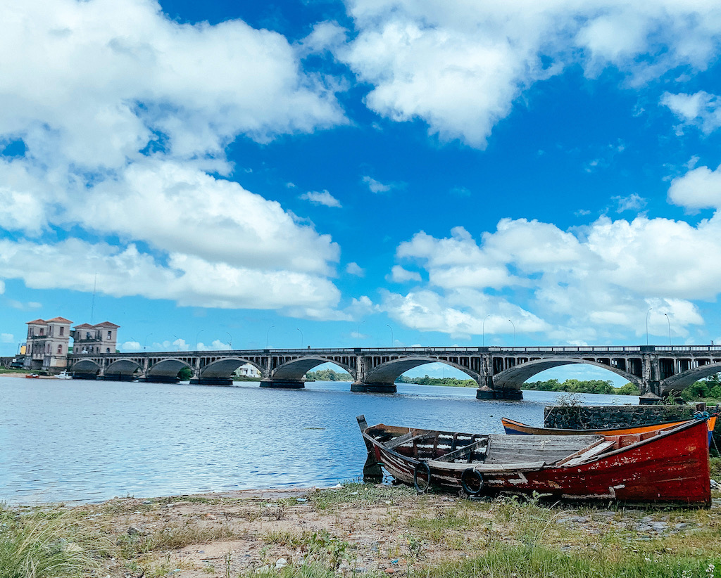 ponte internacional, barquinhos e águas do arroio Jaguarão