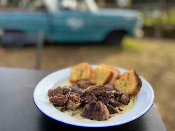 Prato com carne e pão de alho douradinho, do cardápio da Fat Bull