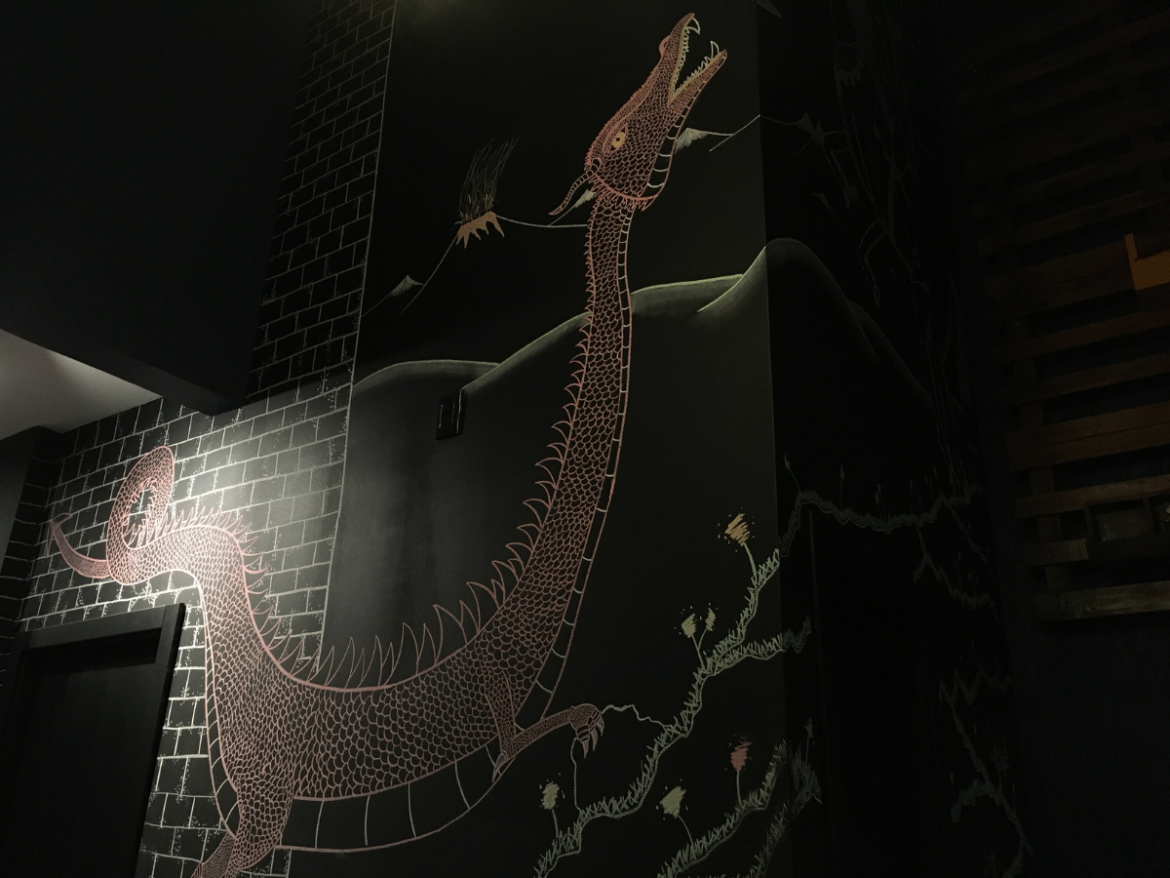 Sapiranga (RS): na foto está uma parede preta com um dragão desenhado com giz rosa