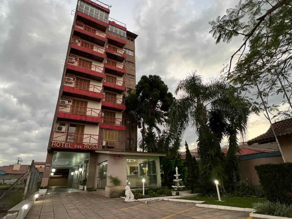 Sapiranga (RS): na foto o prédio onde fica o hotel, que tem até mesmo uma pequena escultura de leão 