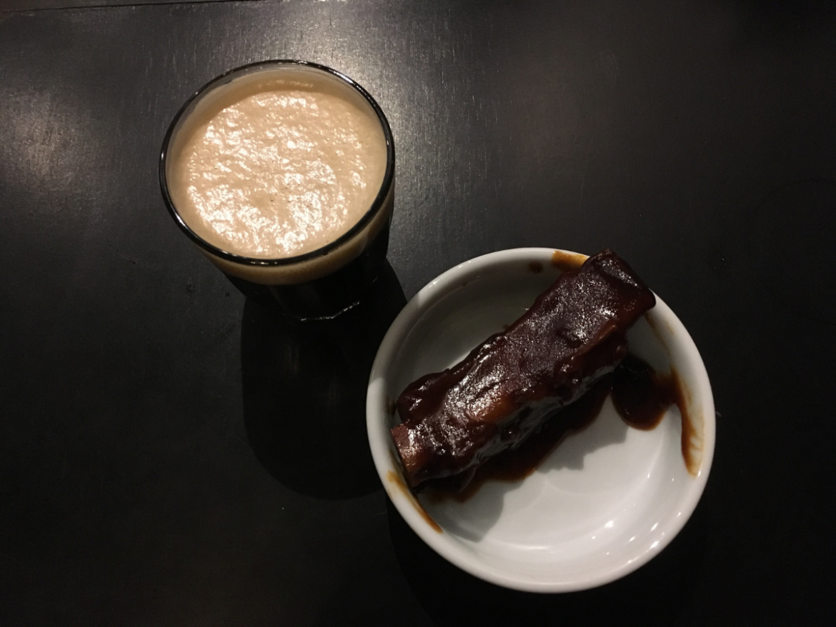 Sapiranga (RS): na foto costelinha de porco com barbecue e um copo de cerveja