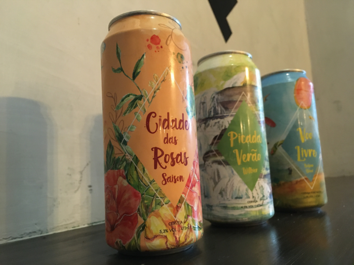 Sapiranga (RS): na foto 3 latas de cerveja decoradas 