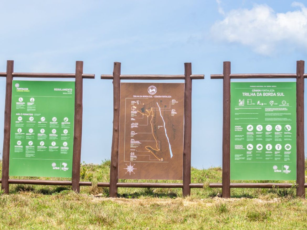 Na foto 3 placas indicam as trilhas do cânion fortaleza