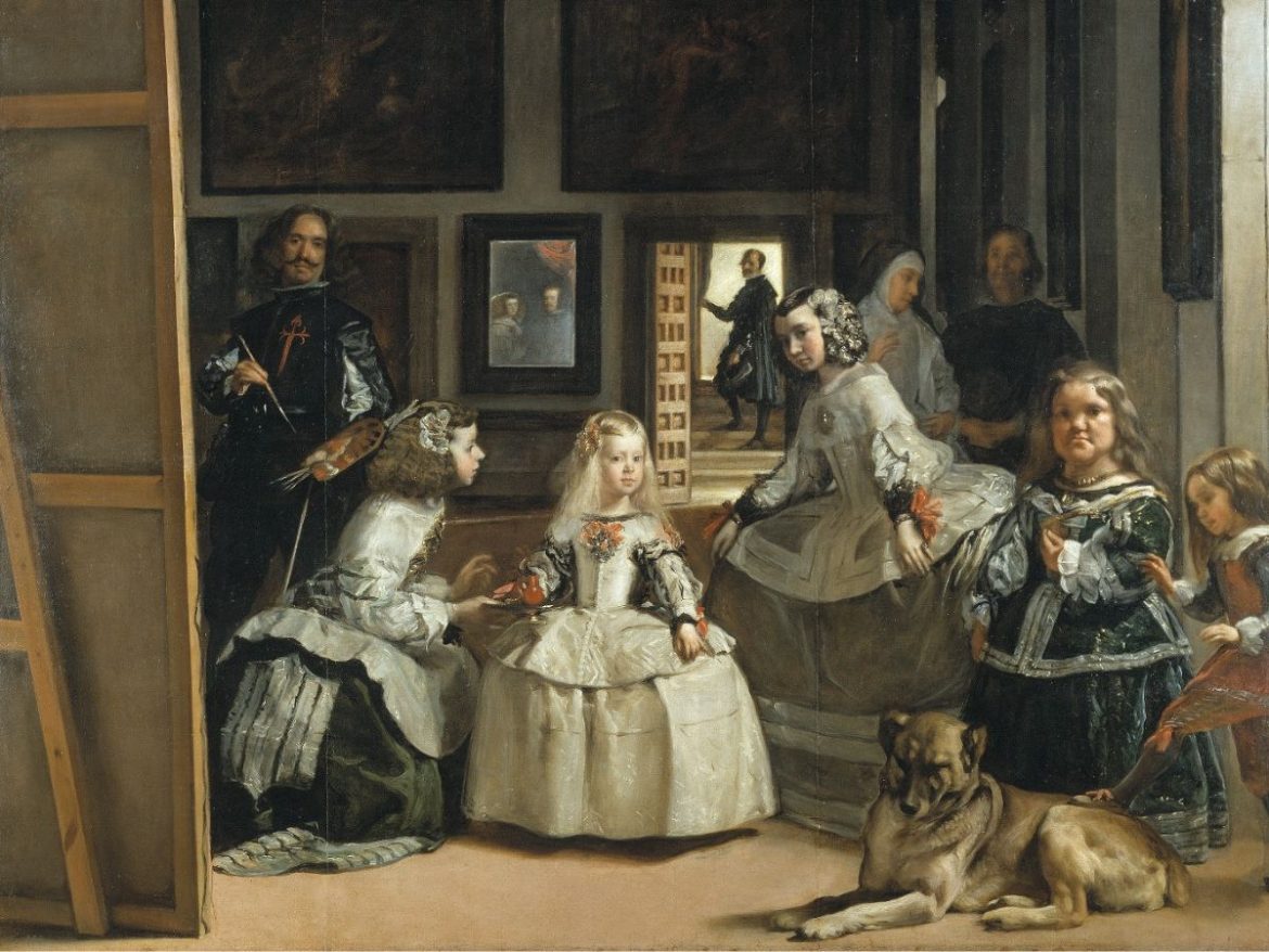 Na foto está a pintura las meninas, onde. cinco garotas e um cachorro posam para a fotografia. Um pintor, pinta um quadro no fundo, enquanto duas senhoras conversam e outro senhor deixa a sala, atravessando a porta.