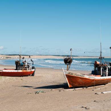 imagem da região de rocha, no uruguai, com barquinhos e praia