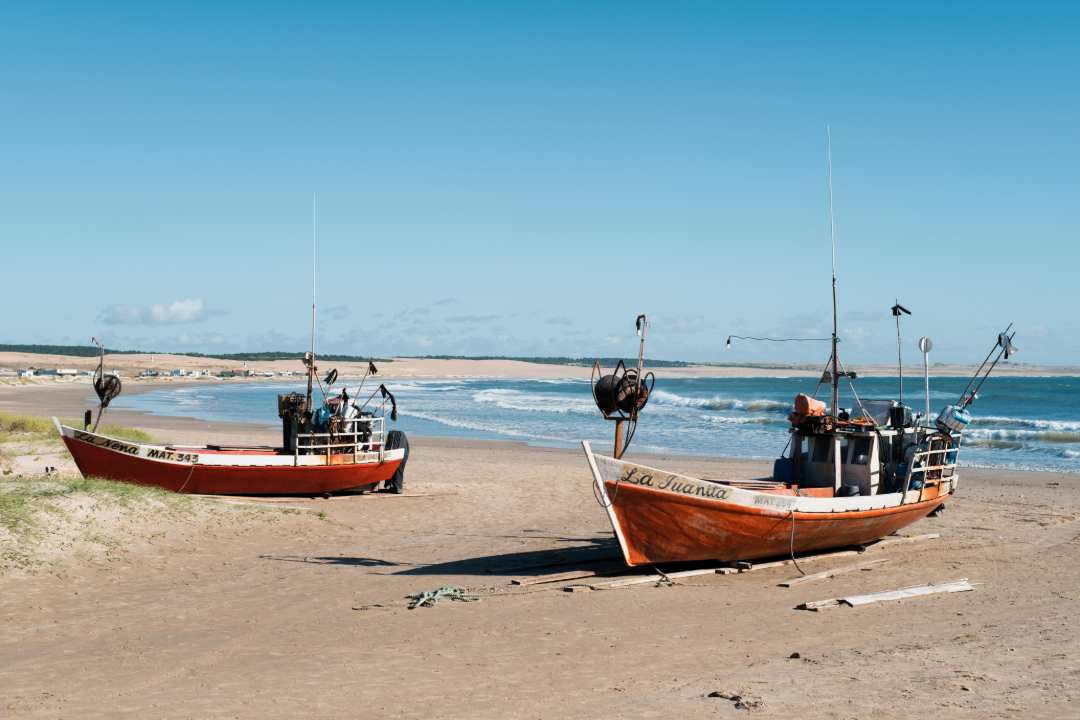 imagem da região de rocha, no uruguai, com barquinhos e praia