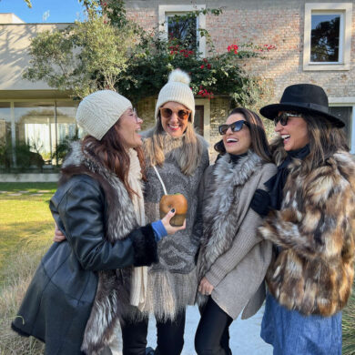 mulheres reunidas para celebrar uma viagem juntas