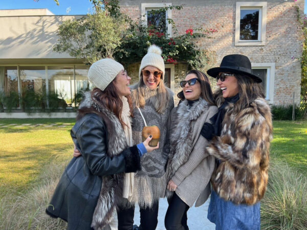 mulheres reunidas para celebrar uma viagem juntas