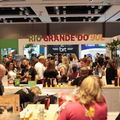 público da feira ugart, em porto alegre