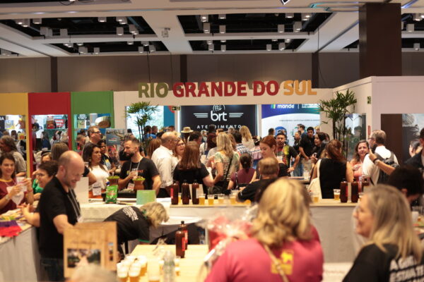 público da feira ugart, em porto alegre