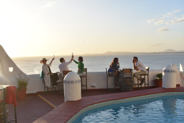 piscina, brinde e por do sol no uruguai