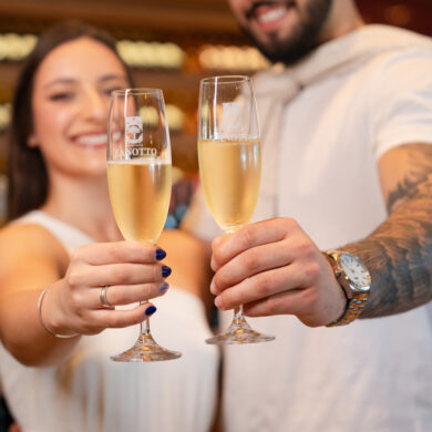 casal celebrando com espumante