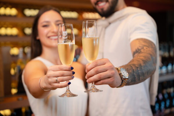 casal celebrando com espumante